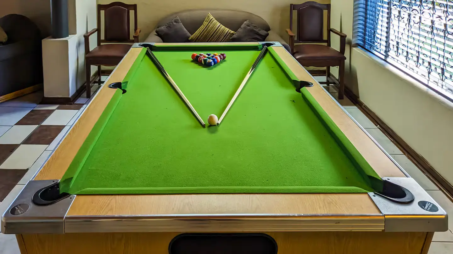 Pool game table